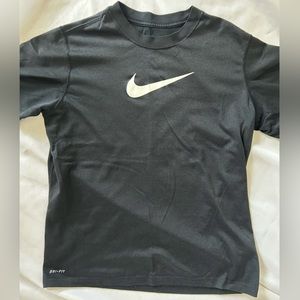 Youth black NIKE t-shirt size L